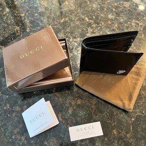 Authentic vintage never used Gucci bi fold Men’s wallet. Pristine condition!